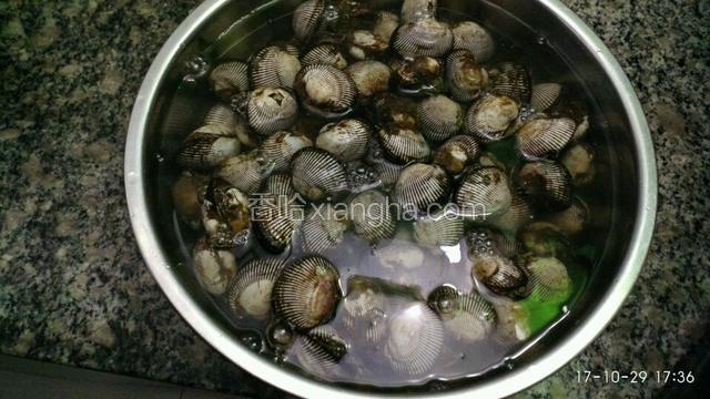 用冷水煮，水漫过蛤子就可以了！