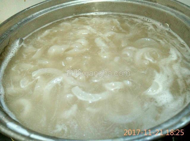 煮到猪皮可以用筷子夹断，挑出放入的所有配料。