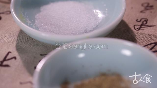 调入盐、味精、胡椒粉拌匀