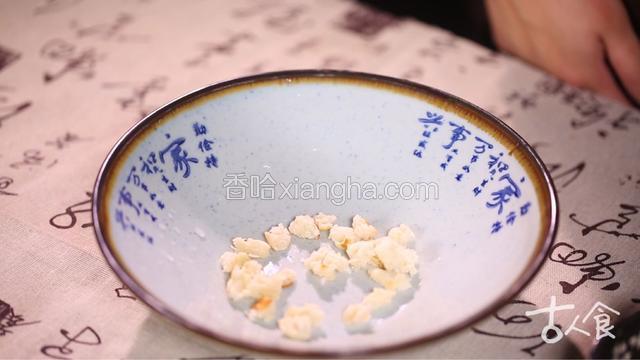 取一大碗，泡馍铺底，放入粉丝