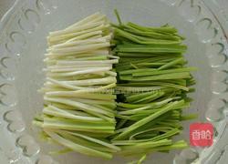 蒜苗炒肉的做法图解1