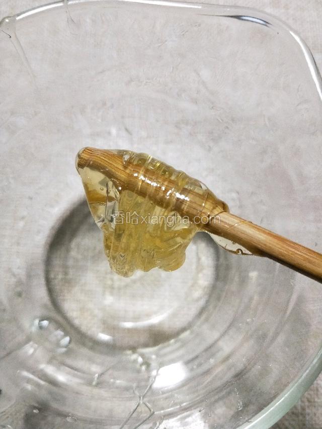 先来制作简单的种面:  将五克麦芽糖跟温水融化。（在面粉中添加少量的麦芽糖的优点就不多说了，是我在法国蓝带学校听课的时候老师给予讲解的。）