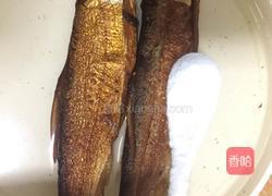 手撕翘嘴鱼的做法图解1