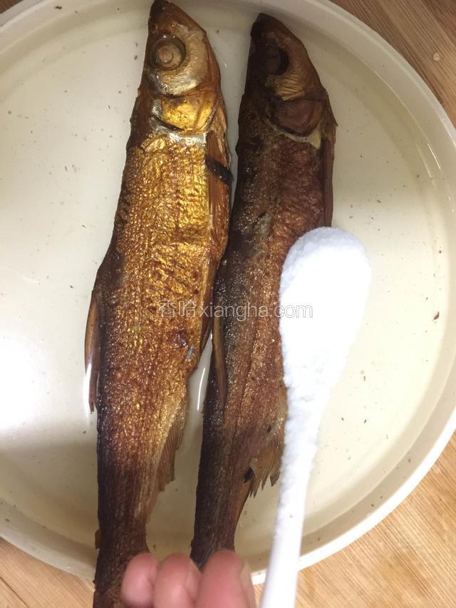 准备鱼 用盐水浸泡18分钟，清水洗净，再用盐水浸泡10分钟（目的去的盐味）