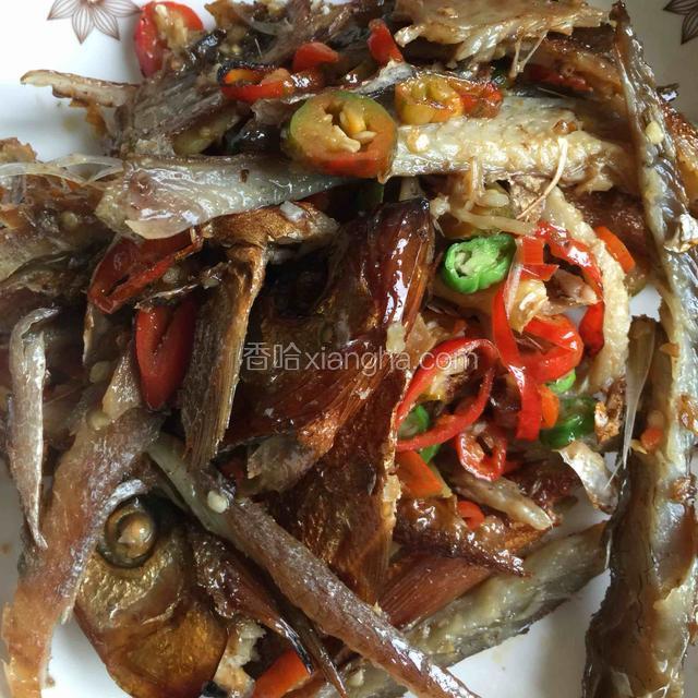 放油烧热 鱼和配料一起爆炒（不喜欢嚼劲的可以放一点水煮会），出锅。