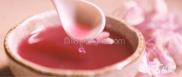 石榴粒捣榨取汁，过滤成清汁