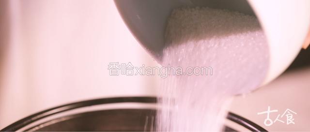 石榴汁大火煮沸，再加入砂糖搅匀，转小火熬煮，此过程中不可频繁搅动