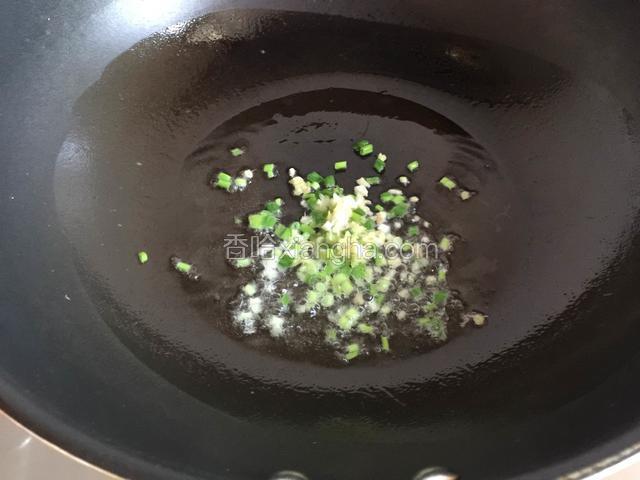 放入葱姜煸香。