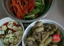 辣椒炒鸡腿肉的做法图解1