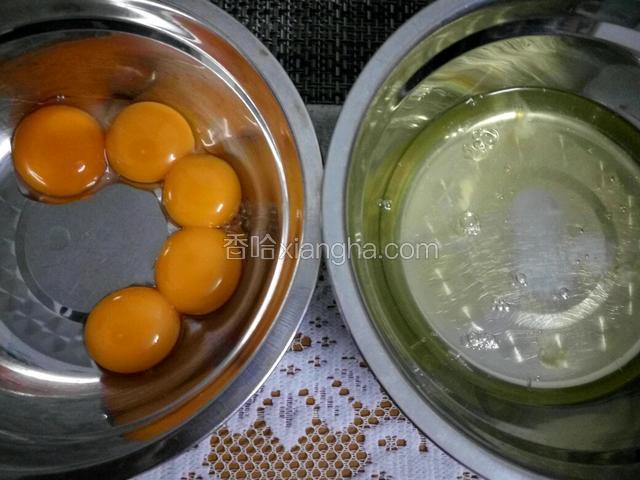 将鸡蛋磕在无水无油的盆里，蛋清与蛋黄分离