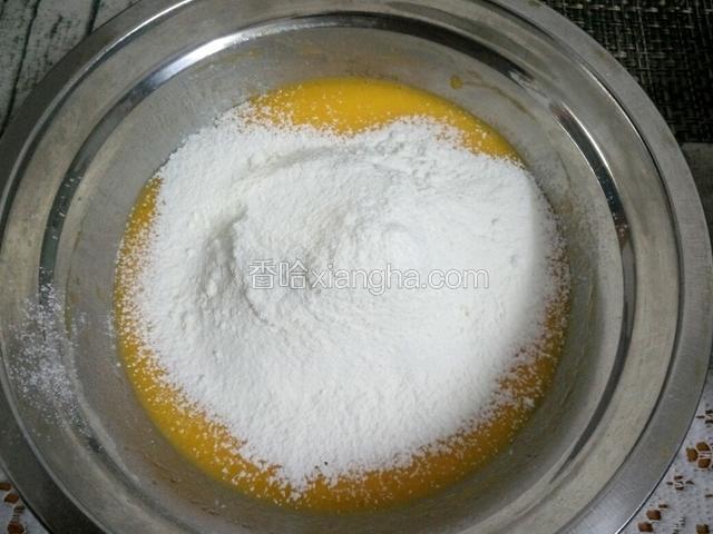 再筛入混合的低筋面粉和玉米淀粉，搅拌均匀