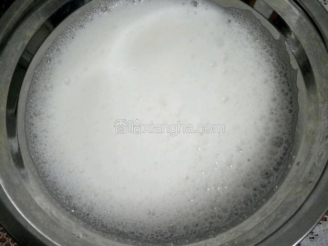 在蛋清中加入5滴柠檬，用电动打蛋器低速打至鱼泡眼
