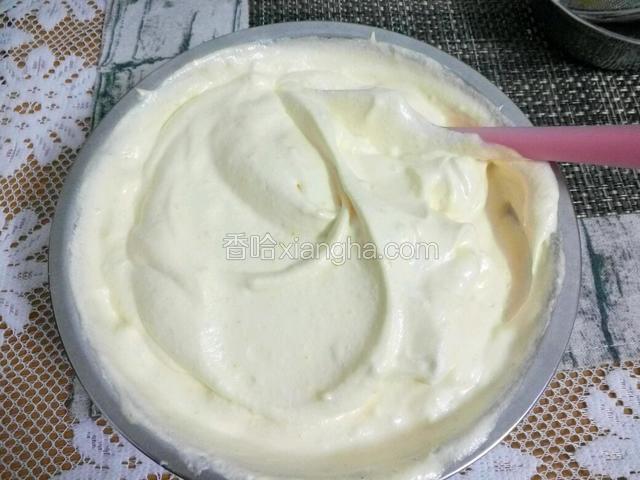 剩下的蛋白倒入蛋糊中上下翻拌均