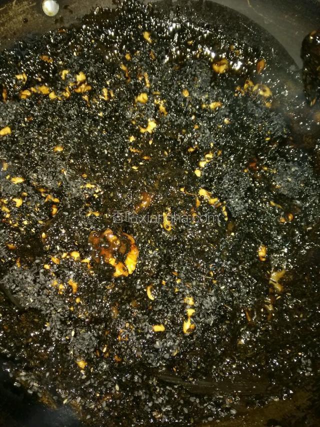 放入芝麻炒匀这时必须要用小火了，而且要速度翻炒之收干，防粘锅底，炒焦