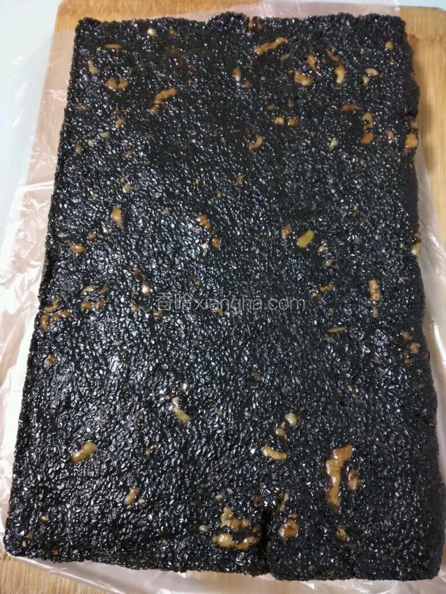 凉了的阿胶糕，准备切片，片的大小自己定