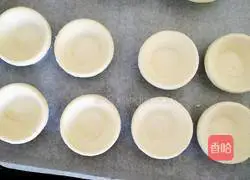Illustration of how to make dragon fruit egg tart 1