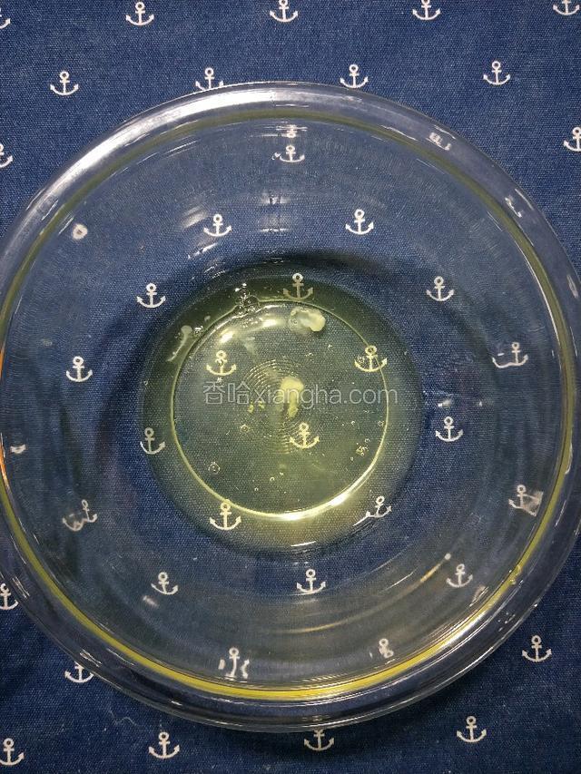 如图:是分离好的蛋清3只加白醋或者柠檬汁备用……（提示:装蛋清的容器必须无油无水保持干净，分离的蛋清中不可以有蛋黄残渣，以免影响打发。）