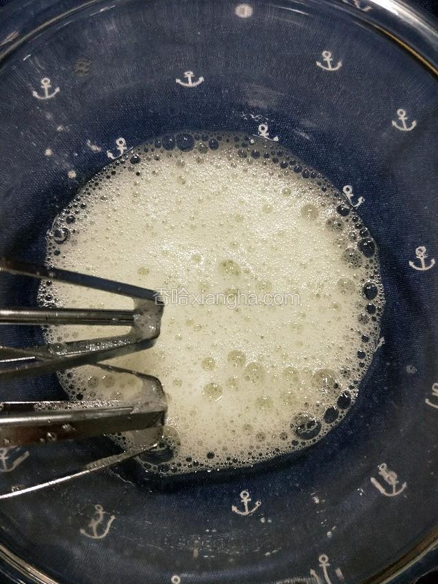 接着打发以上处理好的蛋清:打蛋器先高速打出如图状态加10克白砂糖……