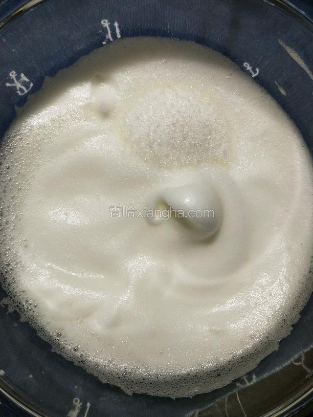 继续低速打发如图状态（边缘粗泡稍有纹路）加10克白砂糖……继续低速打发