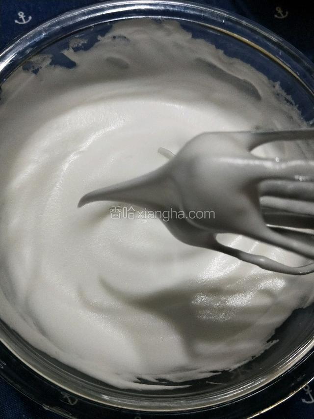 打发好的蛋白霜是细腻的光泽度明显。（小窍门:关掉打蛋器手动画几圈轻轻提起如图出现三角尖即可。）