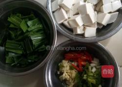 蒜苗焖豆腐的做法图解1