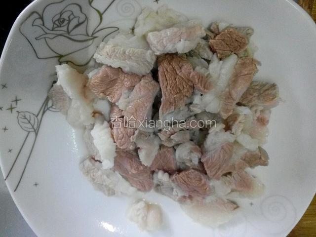 焯好水的肉片装盘备用