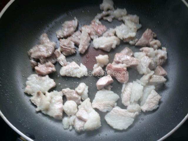 热锅冷油，入肉片翻炒，因为我这个肉比较瘦，所以没有逼出多的油
