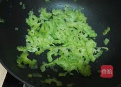 苦瓜剁辣椒煎蛋的做法图解1