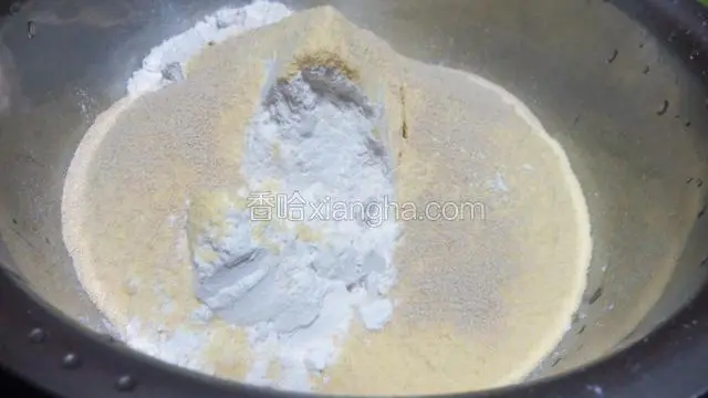 准备好两种粉和发酵粉混在一起