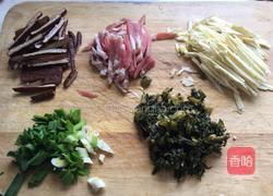 雪菜肉丝汤年糕的做法图解1