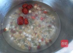红枣薏米莲子粥的做法图解2