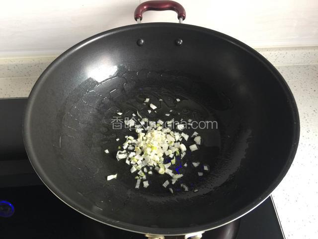锅倒油烧热放入葱花爆香。