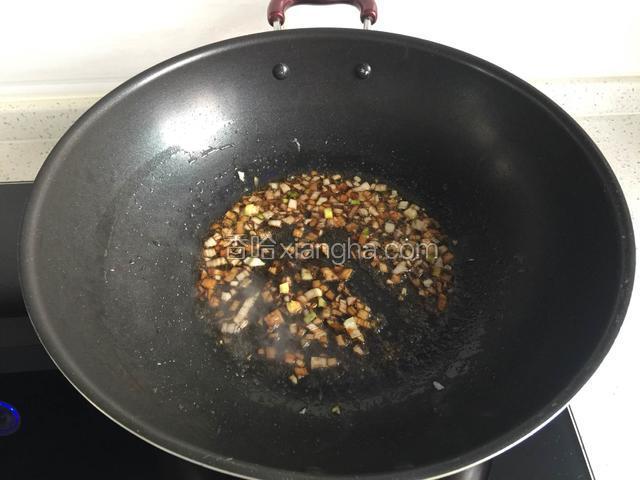 倒入适量生抽爆香。