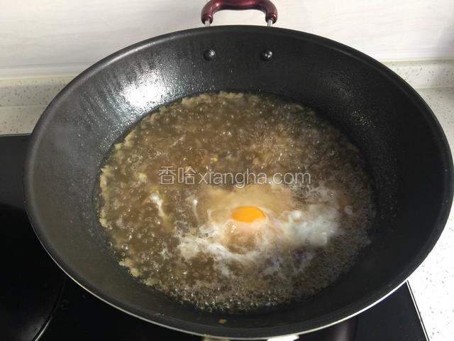 倒入清水烧开打入鸡蛋。
