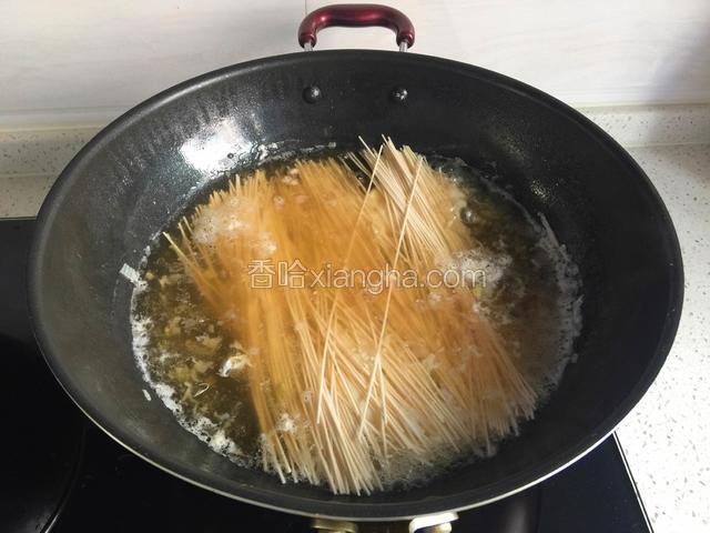 下入挂面煮至无硬心。