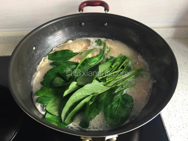 最后放菠菜，调入盐，鸡精拌匀出锅。