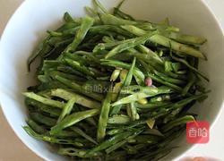 猪耳朵豆角丝炒肉的做法图解2