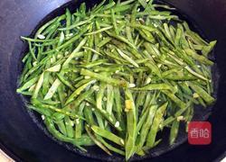 猪耳朵豆角丝炒肉的做法图解3