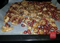 核桃黑芝麻糖的做法图解1