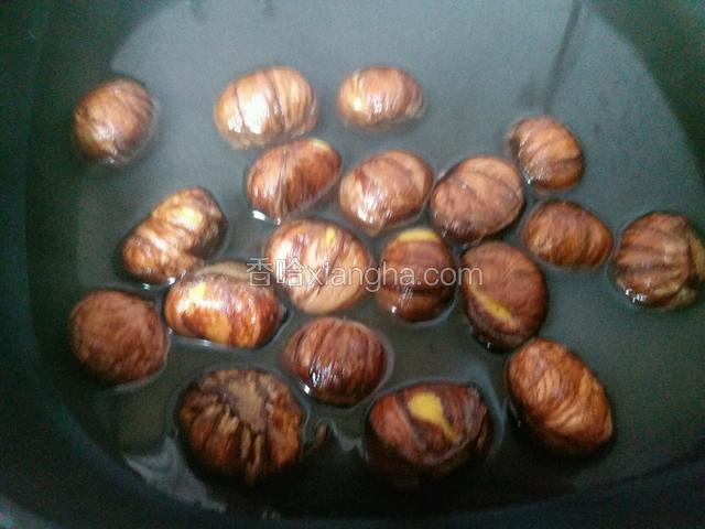板栗用水煮3分钟，方便剥皮