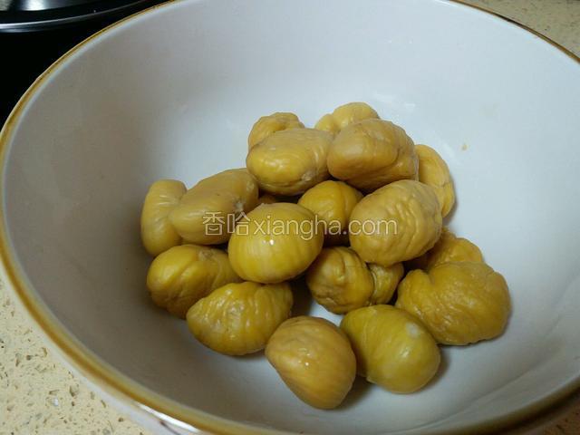 板栗剥掉皮后用手掰成对半