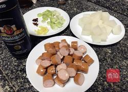 白萝卜焖热狗的做法图解1