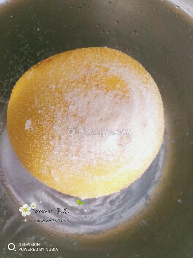 用盐巴反复搓洗柚子表面，用清水冲洗干净