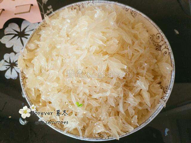 将柚子肉去除白色部分，撕碎