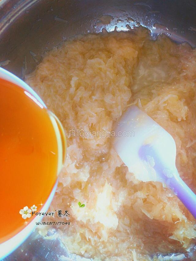 待柚子茶温热时加入蜂蜜拌匀，趁有余温装入密封罐，密封保存！
