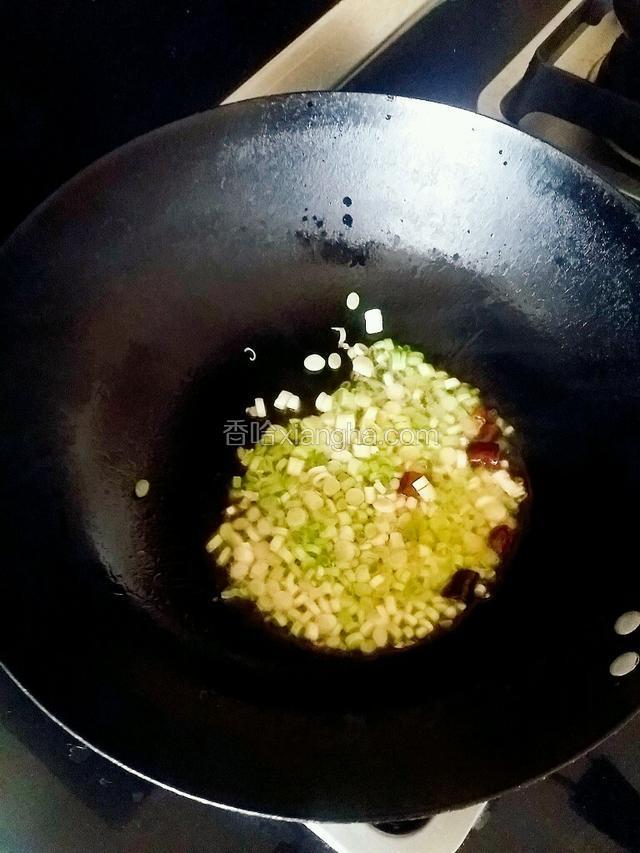 放入一半蒜苗段，煸出香味儿