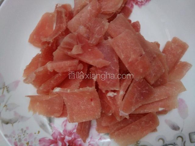 把瘦肉切成片。