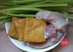 芹菜香干炒肉的做法图解1