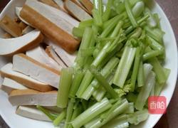 芹菜香干炒肉的做法图解2