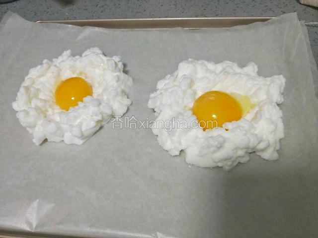 倒入鸡蛋黄